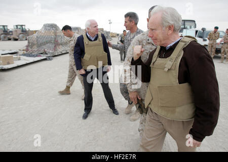 081207-M-6159T-144 CAMP BASTION, Afghanistan (7. Dezember 2008) US-Senatoren John McCain, links, und Joe Lieberman verlassen den Flugplatz an Bord Camp Bastion. Britische königliche Armee und US-Militär Angehörige informierte US-Senatoren McCain, Joe Lieberman und Lindsey Graham über den Verlauf und Status ihrer Tätigkeitsbereiche in der islamischen Republik Afghanistan. (Offizielle U.S. Marine Corps Foto von CPL. Pete Thibodeau) UNS Marine 081207-M-6159T-144 US-Senatoren John McCain und Joe Lieberman den Flugplatz an Bord Camp Bastion verlassen Stockfoto