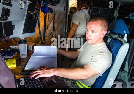 Ein Kommunikations-/Navigationstechniker des 134. Luftbetankungsflügels führt am 25. August 2014 Wartungsarbeiten am Satellitenkommunikationssystem eines Stratotankers KC-135 durch und verbessert die Navigations- und Betriebsfähigkeit mithilfe von GPS-Technologie. Stockfoto