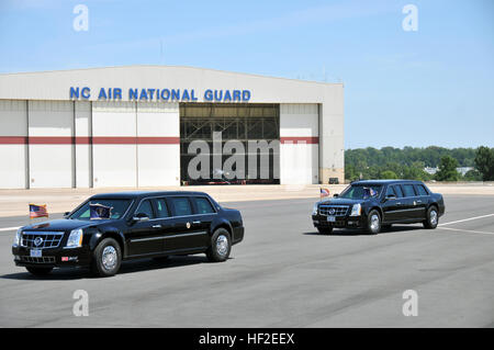 Ein Autokorso mit Präsident Barack Obama kommt an der Flightline von der North Carolina Air National Guard base am Charlotte Douglas International Airport in Charlotte, NC, 26. August 2014. Obama besucht Charlotte Bemerkungen während der 96. American Legion National Convention über Themen, die US-Militärs im Ruhestand zu liefern. (U.S. Air National Guard Foto von techn. Sgt. Rich Kerner/freigegeben) Ein Autokorso mit Präsident Barack Obama kommt an der Flightline von der North Carolina Air National Guard base am Charlotte Douglas International Airport in Charlotte, NC, 26. August 2014 14 Stockfoto