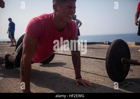 U.S. Marine Corps Lance Cpl. Jon Irizarry, Battalion Landing Team 1. Bataillon, 6. Marine Regiment, 22. Marine Expeditionary Unit (MEU), Infanterist und Arroyo, Puerto Rico, der gebürtige führt Burpees während ein spezielles Workout-Challenge an Bord der amphibischen Dock Landungsschiff USS Gunston Hall (LSD-44), Unterstützung für Chattanooga Polizisten Nathan Rogers, zeigen eine ehemalige Marine vor kurzem mit Krebs diagnostiziert. Die 22. MEU wird mit der Bataan amphibische bereit Gruppe als ein Theater-Reserve und Krise-Reaktionskräfte US Central Command und den USA bereitgestellt 5. Flotte Bereich der Pfl Stockfoto