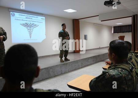 Petty Officer 2. Klasse Gabriel Besa, ein Marinelazarett Corpsman mit speziellen Zweck Marine Air Ground Task Force Süd und ein Eingeborener von Pearland, Texas, stellt sich peruanische Marines zu Beginn einer Bekämpfung Lebensretter Klasse gelehrt durch US-amerikanische Urheberrechtsgesetze und peruanische Seeleute während ein Theater Sicherheit Zusammenarbeit bilateralen Austausch auf peruanische Marine Corps Base Ancón, Peru, 31. August 2014. Während des Austausches konnten US-Segler Taktiken von ihren Combat Lifesaver-Kurs als Teil einer TSC-Veranstaltung mit SPMAGTF-Süd teilen. Durch eine enge Zusammenarbeit sind die USA und ihre Partner bereit Stockfoto