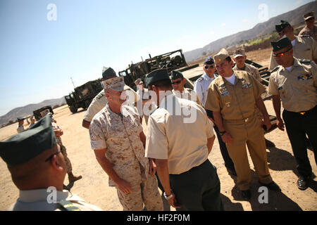 Major General Vincent A. Coglianese, 1st Marine Logistics Group Kommandierender General, spricht mit Major General Leonardo Pinto Morales, Kommandeur der 7. Division der kolumbianischen Armee, während die kolumbianische Einhaltung Austauschprogramm 2. September 2014, an Bord Camp Pendleton, Kalifornien Mehr als dreißig Offiziere der kolumbianischen School of Advanced Warfighting besucht 1. MLG um Mitglieder des U.S. Marine Corps und kolumbianischen Streitkräfte, um ein Verständnis der Dienstleistungen zu bauen, best Practices auszutauschen und Stärkung der Kameradschaft und Interoperabilität zu ermöglichen. (U.S. Marine Corps Foto von Sgt. Laura Gauna/release Stockfoto