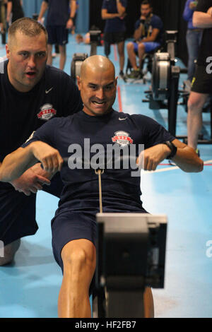 Gunnery Sgt. Matt Hammond nimmt in einer indoor-Rudern-Sitzung während des ersten Tages der Praxis für die Spiele 2014 Invictus in London.  20 Verletzte, kranke oder verletzte, die Marines aus dem Verwundeten Krieger Regiment auf dem US-Team für die Spiele 2014 Invictus ausgewählt wurden, statt in London vom 11. bis 14. September 2014.  Das US-Team umfasst der Service-Mitglieder aus Heer, Luftwaffe, Marine, Marine Corps und SOCOM wird in drei Tagen Training vor dem Wettkampf teilnehmen. Invictus Games, eine Initiative der königlichen Stiftung des Herzogs und der Herzogin von Cambridge und Prinz Harry, in pa Stockfoto