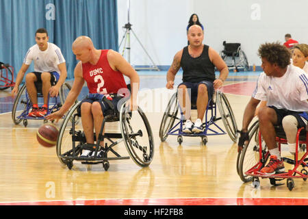 Staff Sgt Brad Rich Trainingsspiele Team France im Rollstuhl-Basketball am ersten Tag der Praxis für die Spiele 2014 Invictus in London.  20 Verletzte, kranke oder verletzte, die Marines aus dem Verwundeten Krieger Regiment auf dem US-Team für die Spiele 2014 Invictus ausgewählt wurden, statt in London vom 11. bis 14. September 2014.  Das US-Team umfasst der Service-Mitglieder aus Heer, Luftwaffe, Marine, Marine Corps und SOCOM wird in drei Tagen Training vor dem Wettkampf teilnehmen.  Invictus Games, eine Initiative der königlichen Stiftung des Herzogs und der Herzogin von Cambridge und Prinz Harry, in Stockfoto