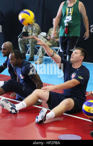 Sgt. Michael Touraille übt seine Portion Fähigkeiten im sitzen Volleyball während des ersten Tages der Praxis für die Spiele 2014 Invictus in London. 20 Verletzte, kranke oder verletzte, die Marines aus dem Verwundeten Krieger Regiment auf dem US-Team für die Spiele 2014 Invictus ausgewählt wurden, statt in London vom 11. bis 14. September 2014. Das US-Team umfasst der Service-Mitglieder aus Heer, Luftwaffe, Marine, Marine Corps und SOCOM wird in drei Tagen Training vor dem Wettkampf teilnehmen.  Invictus Games, eine Initiative der königlichen Stiftung des Herzogs und der Herzogin von Cambridge und Prinz Harr Stockfoto