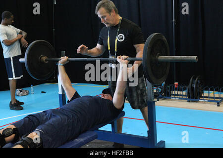 Sgt. Kevin Hoffman trainiert für Powelifting während des ersten Tages der Praxis für die Spiele 2014 Invictus in London. 20 Verletzte, kranke oder verletzte, die Marines aus dem Verwundeten Krieger Regiment auf dem US-Team für die Spiele 2014 Invictus ausgewählt wurden, statt in London vom 11. bis 14. September 2014.  Das US-Team umfasst der Service-Mitglieder aus Heer, Luftwaffe, Marine, Marine Corps und SOCOM wird in drei Tagen Training vor dem Wettkampf teilnehmen.  Invictus Games, eine Initiative der königlichen Stiftung des Herzogs und der Herzogin von Cambridge und Prinz Harry, in Partnerschaft mit dem Minist Stockfoto