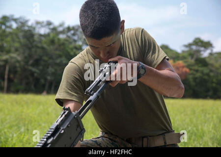 Lance Cpl. Matthew G. Smith, aus Colorado Springs, Colorado, montiert ein Mittleres Maschinengewehr M240B während des 3rd Marine Division jährliche Schützeneinheit und Crew-Served Waffen Wettbewerb im Bereich zentralen Ausbildung Sept. 11. Der Wettbewerb umfasste eine Vielzahl von Ausprägungen Marines können müssen während in einem Kampf Umfeld sollen die Granate werfen natürlich zwischen-Schwimmen Qualifikation, bekämpfen lebensrettende Bohrer und feuern die M2.50 Kaliber Browning Maschinengewehr M240B mittlere Maschinengewehr M249 Squad automatische Waffe, die MK19 40 mm automatische Granatwerfer und 60 mm Mörser Wea Stockfoto