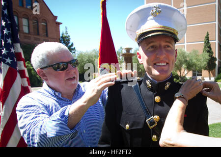 Die Eltern der Colin R. Caskey pin Rang Abzeichen auf ihren Sohn, ein neu in Betrieb genommenen United States Marine Corps 2. Leutnant während Caskey der Inbetriebnahme Zeremonie im Old Main an der Arizona State University in Tempe, Arizona, 15. September 2014. Caskey, gebürtig in Scottsdale, Ariz, und 2009 Absolvent Brophy College vorbereitende in Phoenix, absolvierte ASU im Mai mit einem Bachelor-Abschluss in Business Management. Caskey verdient seine Provision durch die Marine Corps Platoon Führer Klasse (SPS)-Programm mit einer Luftfahrt-Option und nach der Fertigstellung von The Basic School (TBS), die er Okt. 14 beginnt, Stockfoto