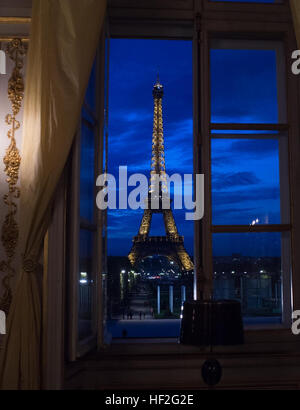 Der Eiffelturm ist 18. September 2014 in der Abenddämmerung in Paris gezeigt. Vorsitzender der Joint Chiefs Of Staff US Army General Martin E. Dempsey reiste nach Paris, Beamte des französischen Verteidigungsministeriums zu treffen. (DoD Foto von D. Myles Cullen/freigegeben) CJCS besucht Frankreich 140918-D-VO565-043 Stockfoto