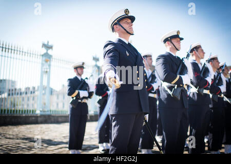 Mitglieder eines französischen militärischen Ehren Garde Stand in der Formation während einer Willkommenszeremonie für Vorsitzender der Joint Chiefs Of Staff US Army General Martin E. Dempsey, nicht dargestellt, außerhalb des französischen Verteidigungsministeriums in Paris, 18. September 2014. (DoD Foto von D. Myles Cullen/freigegeben) CJCS besucht Frankreich 140918-D-VO565-047 Stockfoto