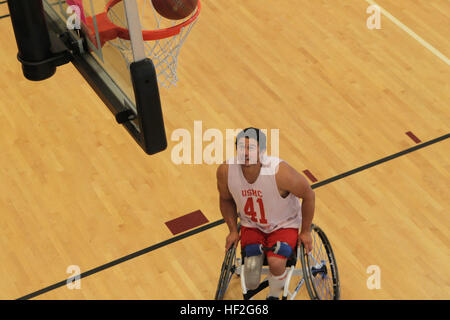 Sgt. Eric Rodriguez, gebürtig aus San Diego, Kalifornien, Uhren nach einer Aufnahme im Rollstuhl Basketball-Training für die Marine-Team, 20. September, in Vorbereitung auf die Spiele 2014 Krieger. Das Marine-Team hat seit Sept. 15 um Zusammenhalt des Teams aufzubauen und zu akklimatisieren, um die oben genannten 6.000 Fuß Höhe von Colorado Springs Ausbildung. Das Marine-Team besteht aus aktiven Dienst und Veteran Verwundete, Kranke und verletzte Marines, die befestigt sind oder von den Verwundeten Krieger Regiment unterstützt, die offizielle Einheit des Marine Corps angeklagt eine umfassende Wiederherstellung von nicht-medizinische Versorgung Stockfoto