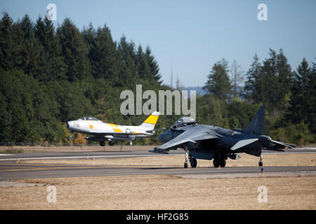 US Marine Corps Marine Angriff Geschwader 214 (VMA-214) führt eine öffentliche Airshow in Portland oder., mit dem Ziel, die Fähigkeiten von militärisch ausgebildeten Piloten am 19. September 2014 zu präsentieren. (US Marine Corps Foto von CPL. Conner Robbins / veröffentlicht) Oregon International Airshow 140919-M-PL003-298 Stockfoto