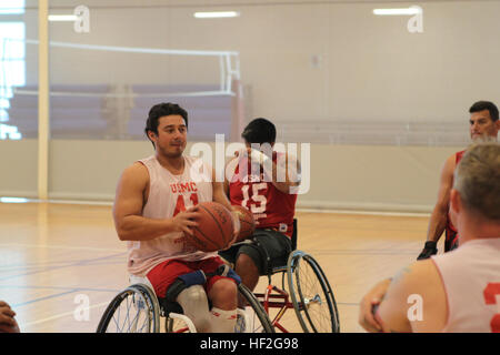 Sgt. Eric Rodriguez, gebürtig aus San Diego, Kalifornien, befasst sich das Team im Rollstuhl Basketballtraining 20 September in Vorbereitung auf die Spiele 2014 Krieger. Das Marine-Team hat seit Sept. 15 um Zusammenhalt des Teams aufzubauen und zu akklimatisieren, um die oben genannten 6.000 Fuß Höhe von Colorado Springs Ausbildung. Das Marine-Team besteht aus aktiven Dienst und Veteran Verwundete, Kranke und verletzte Marines, die befestigt sind oder von den Verwundeten Krieger Regiment unterstützt, die offizielle Einheit des Marine Corps angeklagt die umfassende Wiederherstellung von nicht-medizinischen Versorgung von Verwundeten, Kranken und verletzten Ma Stockfoto