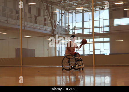 Sgt. Eric Rodriguez, gebürtig aus San Diego, Kalifornien, dribbelt sich das Gericht im Rollstuhl Basketballtraining 20 September in Vorbereitung auf die Spiele 2014 Krieger. Das Marine-Team hat seit Sept. 15 um Zusammenhalt des Teams aufzubauen und zu akklimatisieren, um die oben genannten 6.000 Fuß Höhe von Colorado Springs Ausbildung. Das Marine-Team besteht aus aktiven Dienst und Veteran Verwundete, Kranke und verletzte Marines, die befestigt sind oder von den Verwundeten Krieger Regiment unterstützt, die offizielle Einheit des Marine Corps angeklagt eine umfassende Wiederherstellung von nicht-medizinische Betreuung, Verwundete, Kranke und verletzt Stockfoto