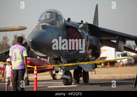 Ein US-Marine Corps Marine Angriff Geschwader 214 (VMA-214) AV-8 b Harrier steht auf 2014 Oregon International Air Show in Portland, im Leerlauf oder., 21. September 2014. VMA-214 beteiligt sich an der Airshow, die Fähigkeiten von militärisch ausgebildeten Piloten zu präsentieren. (US Marine Corps Foto von CPL. Conner Robbins / veröffentlicht) Oregon International Airshow 140921-M-PL003-032 Stockfoto