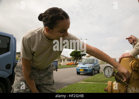 Airman Cailey M. Givens testet den Wasserdruck des Wassersystems Kishaba Terrasse Gehäuse 22. September. Flieger mit 18. Civil Engineer Squadron, 18. Bauingenieur Group, 18. Flügel, arbeiten rund um die Uhr um Lösungen für die aktuellen Wasser-Themen finden. "Die Führung versteht die Probleme Bewohner stehen, und engagiert sich sehr in dieser Lösung so schnell wie möglich," sagte Pecina, Kommandierender Offizier der Hauptsitz und Support Battalion, Marine Corps Base Camp Butler, Marinekorps Installationen Pacific und Camp Foster Kommandant. "Luftwaffe und Marine Corps Gehäuse Beamten Stockfoto