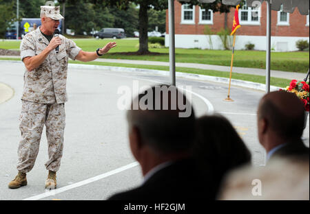 Sergeant Major Bryan Zickefoose, eingehende Sergeant-Major der II. Marine Expeditionary Force, befasst sich mit die Masse während einer Entlastung und Termin Zeremonie an Bord Camp Lejeune, North Carolina, 23. September 2014. Zickefoose war zuvor als Sergeant-Major der 2. Marine-Division, II MEF. II. Marine Expeditionary Force umfasst neue Sergeant Major 140923-M-KK123-006 Stockfoto