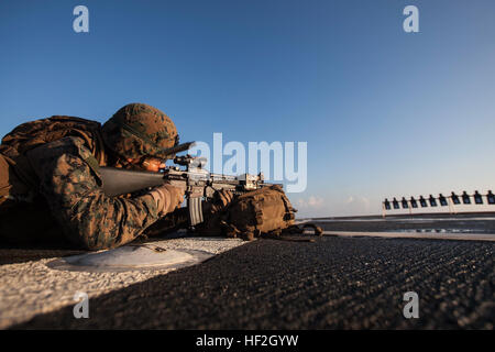 Corporal Carlos Eduardothen, Infanterist mit Firma L, Battalion Landing Team 3. Bataillon, 5. Marines, 31. Marine Expeditionary Unit und ein Eingeborener von Perth Amboy, New Jersey, greift ein Ziel während eines Deck-Shooting auf der USS Germantown (LSD-42). Die 31. MEU/USS Peleliu (LHA-5) bereit amphibische Gruppe Zertifizierung Übung in Vorbereitung für Herbst Patrouille der Asien-Pazifik-Region ausgeführt. (US-Marine Foto von CPL Henry Antenor) 31. MEU Herbst Patrouille 2014 CERTEX 140926-M-FX659-227 Stockfoto