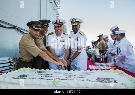 US Marine Major General Joaquin F. Malavet, links, und Oberst Vance L. Cryer und US Navy Captain Clinton A. Carroll, Rear Admiral Fernandez L. Ponds schneiden einen Kuchen während der Integration-Zeremonie für die Essex amphibische an Bord Naval Base San Diego, 26. September 2014. Malavet ist der stellvertretender Kommandierender general des i. Marine Expeditionary Force. Cryer ist der kommandierende Offizier der 15. Marine Expeditionary Unit. Carroll ist der Kommandeur der amphibischen Geschwader drei. Teichen ist der Kommandant der Expeditionary Strike Group drei. (U.S. Marine Corps Foto von Sgt. Emmanuel Ramos/freigegeben) Essex Amphibious Ready Stockfoto