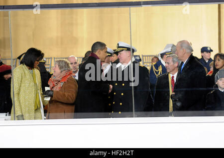 Sprechen Sie Präsident Barack Obama und Chef des Naval Operations Admiral Gary Roughead, zusammen mit First Lady Michelle Obama und Ellen Roughead, in der presidential Tribüne während der 2009 Presidential Inaugural Parade in Washington. Mehr als 5.000 Männer und Frauen in Uniform hat militärischen zeremonielle unterstützt 2009 Amtseinführung des Präsidenten, eine Tradition, die auf Washingtons 1789 Einweihung zurückgeht. 2009 erste Parade DVIDS147810 Stockfoto