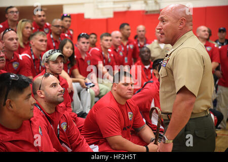 Oberst T. Shane Tomko, befehlshabender Offizier, Verwundeten Krieger Regiment motiviert The Marine Team vor dem ersten sitzen Volleyball Anpfiff Sport der Krieger Spiele 2014 am 28. September. Das Marine-Team besteht aus aktiven Dienst und Veteran Verwundete, Kranke und verletzte Marines, die befestigt sind oder von den Verwundeten Krieger Regiment unterstützt, die offizielle Einheit des Marine Corps angeklagt die umfassende nichtmedizinische Wiederherstellung Versorgung von Verwundeten, Kranken und verletzten Marines. Die Krieger-Spiele sind ein Paralympic-Stil-Wettbewerb für mehr als 200 Verletzte, Kranke und verletzte Service-Mitglieder und sind Stockfoto