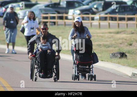 Im Ruhestand Army Staff Sgt. Nathan Cruz begleitet der Familie seines engen Freundes, im Ruhestand Armee Sgt. Edwin Quiros-Ortiz, 29. September, in Fort Carson, Colorado, während Krieger Spiele 2014.  Cruz und Quiros-Ortiz sind Mitglieder des US Special Operations Command-Teams, welches gegen die Army, Navy, Air Force und Marines während der Krieger Spiele in Colorado Springs aus 28 Sept., Okt. 4 konkurrierten. Rund 200 Athleten kämpften in sieben adaptive Sport: Bogenschießen, Radfahren, Rollstuhl-Basketball, sitzen Volleyball, schiessen, Leichtathletik und schwimmen. Die Krieger Spiele, gegründet im Jahr 2010 sind designe Stockfoto