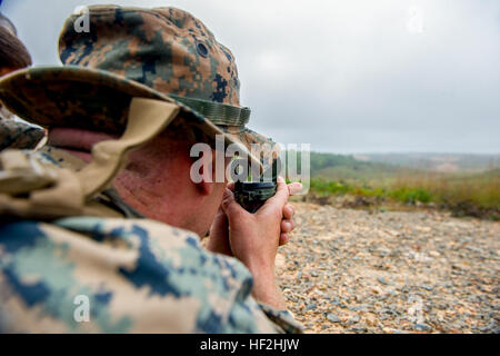 Ein US-Marine Scout Sniper Basic Kurs Klasse zugeordnet 3-14, schießt einen Azimut während eine unbekannte Distanz Treffsicherheit Übung auf Palette 7, Marine Corps Base Quantico, Virginia, 2. Oktober 2014. Die Marines ausgebildet mit Waffensystemen zu einem Scout Sniper Zug, Bio, aufzunehmen; M40A5 Repetierbüchse Sniper Gewehr M107 Special Assault Scope und der M110 semi-Automatic Sniper System. (U.S. Marine Corps Foto von Lance Cpl. Timothy Turner/freigegeben) Pfadfinder-Scharfschützen führen Bereich Ausbildung bei TBS 141001-M-JJ564-003 Stockfoto