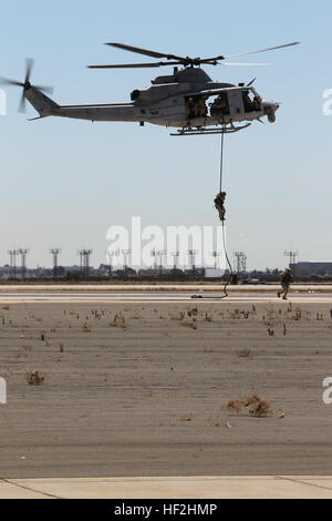 US-Marines mit 1st Reconnaissance Battalion, 1. Marineabteilung Abseilen von einem UH-1Y Huey mit Marine Light Attack Helicopter Squadron 469, Marine Aircraft Gruppe 39, 3rd Marine Aircraft Wing, während die Marine Air-Ground Task Force (MAGTF) Demonstration an, die Marine Corps Community Services (MCCS) gesponsert, jährliche Air Show an Bord der Marine Corps Air Station (MCAS) Miramar, San Diego, Kalifornien, Okt. 3 , 2014. MCAS Miramar Air Show ehrt San Diegos Erbe der Luftfahrt mit Antenne Fähigkeiten der Streitkräfte und ihre Wertschätzung für die zivile Gemeinschaft Unterstützung für die Truppen zu präsentieren. Stockfoto