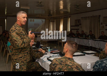 US Marine Corps Major General Paul Kennedy, Kommandierender general, 3rd Marine Expeditionary Brigade, gibt Eröffnung Kommentare für den Gefechtsstand Übung während amphibische Landung Übung (PHIBLEX) 15 in Palawan, Philippinen, 3. Oktober 2014. Die Stabsrahmenübung vereint philippinischen und Marine Corps-Einheiten zu verbessern Kommunikation mit Einheiten in die Schlacht Raum und Bewusstsein für Situationen zu gewinnen, wie Trainingsszenarien entwickeln. PHIBLEX ist eine jährliche, bilaterale Trainingsübung durchgeführt durch die Streitkräfte der Philippinen, US-Marines und Navy, Interoperabilität Acros zu stärken Stockfoto