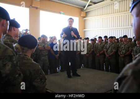 U.K Premierminister David Cameron spricht mit britischen Truppen an Bord Camp Bastion, Provinz Helmand, Afghanistan, 3. Oktober 2014. Cameron sprach mit britischen Truppen und traf sich mit International Security Assistance Force und afghanische Nationalarmee Führer für die Region. (Offizielle U.S. Marine Corps Foto von CPL Darien J. Bjorndal, Marine Expeditionary Brigade Afghanistan / veröffentlicht) Premierminister des Vereinigten Königreichs besucht Truppen in Helmand 141003-M-MF313-117 Stockfoto