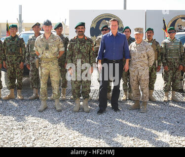 U.K Premierminister David Cameron, dritte von links, steht mit Major Robert J. Thomson, stellvertretender Kommandeur des Regional Command (Südwest) (RC(SW)), Generalmajor Sayed Malouk, Kommandant der Afghanistans 215. Korps und US Marine Corps Major General Daniel D. Yoo, Kommandant der RC(SW), an Bord Camp Leatherneck, Provinz Helmand, Afghanistan, 3. Oktober 2014. Cameron sprach mit britischen Truppen und traf sich mit International Security Assistance Force und afghanische Nationalarmee Führer für die Region.  (Offizielle U.S. Marine Corps Foto von CPL Darien J. Bjorndal, Marine Expeditionary Brigade Afghanistan Stockfoto