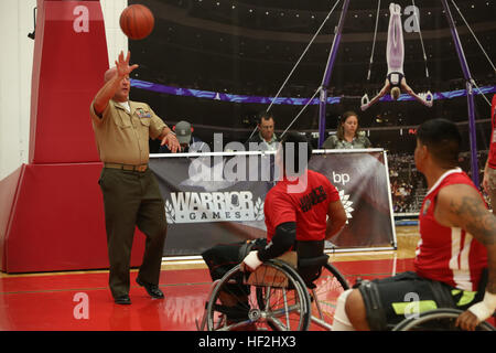 Oberst T. Shane "Rhino" Tomko, befehlshabender Offizier des Regiments Wounded Warrior hilft Athleten der alle Marine bei pregame Warm-up Übungen vor ihr Rollstuhlbasketball gold Medal Match gegen die Militärmannschaft bei den Krieger spielen, 3. Oktober 2014. Die Krieger-Spiele sind ein Paralympic-Stil-Wettbewerb für mehr als 200 Verletzte, Kranke und verletzte Soldat innen und statt 28 September bis 5. Oktober im Olympic Training Center in Colorado Springs, Colorado. Das Marine-Team besteht aus aktiven Dienst und Veteran Verwundete, Kranke und verletzte Marines, die mit verbunden sind oder Stockfoto