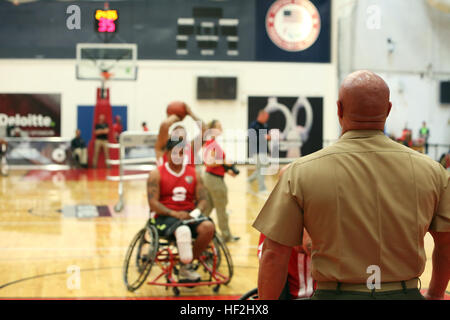 Oberst T. Shane "Rhino" Tomko, befehlshabender Offizier, Verwundeten Krieger Regiment, Uhren und fördert die Athleten der alle Marine während pregame Warm-up Übungen vor ihr Rollstuhlbasketball gold Medal Match gegen die Militärmannschaft bei den Krieger spielen, 3. Oktober 2014. Die Krieger-Spiele sind ein Paralympic-Stil-Wettbewerb für mehr als 200 Verletzte, Kranke und verletzte Soldat innen und statt 28 September bis 5. Oktober im Olympic Training Center in Colorado Springs, Colorado. Das Marine-Team besteht aus aktiven Dienst und Veteran Verwundete, Kranke und verletzte Marines, die attac Stockfoto