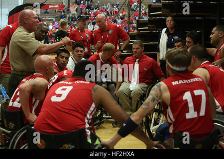 Oberst T. Shane "Rhino" Tomko, befehlshabender Offizier, Verwundeten Krieger Regiment, fördert die Athleten alle Marine-Team während der Halbzeitpause im Rollstuhl-Basketball Goldmedaille Spiel gegen die Armee-Team bei den Krieger spielen, 3. Oktober 2014. Die Krieger-Spiele sind ein Paralympic-Stil-Wettbewerb für mehr als 200 Verletzte, Kranke und verletzte Soldat innen und statt 28 Sept., Okt. 5 im Olympic Training Center in Colorado Springs, Colorado. Das Marine-Team besteht aus aktiven Dienst und Veteran Verwundete, Kranke und verletzte Marines, die beigefügt oder unterstützt durch th Stockfoto