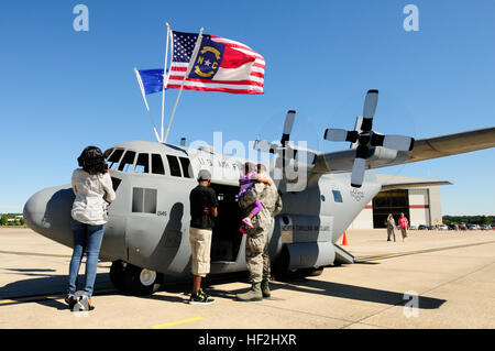 US Air Force Senior Airman Damien Williams (rechts), betrachten Sie 145. Aircraft Maintenance Squadron und seine Familie die 145. Airlift Wing Mini c-130 Hercules-Flugzeuge während Familientag an der North Carolina Air National Guard Base, Charlotte Douglas International Airport, 4. Oktober 2014 statt. 145. Airlift Wing eingeladen Familienmitglieder auf die Basis für eine Tour, Kommissär Fall viel Verkauf, Spiele und Touren der c-130 Hercules-Flugzeuge. (Foto: U.S. Air National Guard Staff Sgt Julianne M. Showalter, 145. Public Affairs/freigegeben) 145. Airlift Wing Familie Tag 141004-Z-RZ465-521 Stockfoto