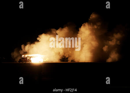 Der Shockwave Jet Truck führt eine Hochgeschwindigkeits-Demonstration auf der Landebahn der Miramar Air Show durch, die militärische und zivile Flugzeugausstellungen auf der Marine Corps Air Station Miramar beinhaltete. Stockfoto