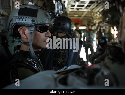 Philippinische nationale Polizei Officer Petty Officer 2. Klasse Daniel Tan, in ein US-Marinekorps CH-53Super-Hengst vor Durchführung einen Freifall-Sprung während amphibische Landung Übung (PHIBLEX) 15 auf Basa Air Base, Philippinen, 7. Oktober 2014 transportiert wird. PHIBLEX ist eine jährliche, bilaterale Trainingsübung durchgeführt durch die Streitkräfte der Philippinen, US-Marines und Navy, Interoperabilität in den unterschiedlichsten Funktionen, Katastrophenhilfe und Einsätze zu stärken. (U.S. Marine Corps Foto von Sgt. William L. Holdaway/freigegeben) PHIBLEX 15 140920-M-CP369-031 Stockfoto