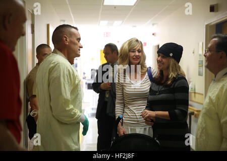 Major General Vincent A. Coglianese, Kommandierender general des 1. Marine Logistics Group und gebürtig aus New Jersey, im Gespräch mit Angehörigen der Verwundeten Krieger am Klinikum Veterans Affairs in Palo Alto, Kalifornien, 8. Oktober 2014. Coglianese verbrachte Zeit mit der verwundete Militärangehörige und vermittelt ihnen mit Worten der Unterstützung und Begeisterung. Der Besuch fand in San Francisco Fleet Week 2014, dessen Schwerpunkt auf der Ausbildung der Interoperabilität zwischen den zivilen und militärischen Behörden zur Verbesserung der Zusammenarbeit und Koordinierung sowie die Bereitschaft durch eine Reihe von Maßnahmen der humanitären Hilfe zu erhöhen. Wo Stockfoto