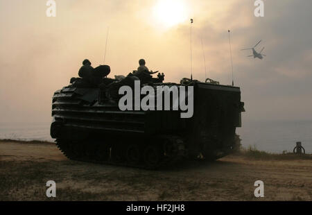 Ein Amphibienfahrzeug Angriff mit 3rd Battalion, 5th Marines, 31. Marine Expeditionary Unit, führt einen mock amphibischen Angriff während der Übung Cobra Gold 2009. Nach Lieutenant Colonel Stuart Lockhart, der Executive Officer der 31. MEU, das Ziel des Angriffs war zur Vorbereitung der bevorstehenden bilateralen amphibische und mechanisierten RAID-Ausbildung, die neben der Royal Thai Marines, 13 Februar durchgeführt werden. "Die Angriffe ermöglichen es uns zusammen zu arbeiten und Probleme während des Betriebs aus einer anderen Perspektive zu nähern. Wir können zusammenarbeiten und daraus zu lernen, wie der Thai Royal Marines Stockfoto