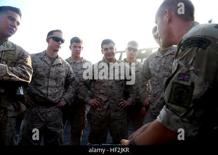 Marines mit Fox Company, Battalion Landing Team 2. Bataillon, 1. Marinen, 11. Marine Expeditionary Unit (MEU), besprechen Kader Taktik mit einer königlichen Marine von Task Force Cougar an Bord der britischen Royal Navy RFA Lyme Bay (L3007) während der Übung Cougar Reise 15. Cougar-Reise in einer Übung sollen Fertigkeiten stärken, Förderung der Interoperabilität und erhöhen-militärischer Beziehungen um langfristige regionale Sicherheit in den USA zu unterstützen 5. Flotte Aufgabengebiet. (U.S. Marine Corps Fotos von CPL. Demetrius Morgan/freigegeben) Fox Co. und britischen Dienst Mitglieder Zug zusammen 141 Stockfoto