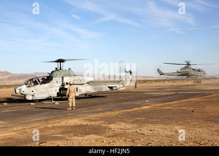 Ein US Marine Corps AH-1W Cobra Hubschrauber landet an einer Tankstelle im Laufe letzten Übung 1 Waffen und Taktiken Instructor (WTI) 1-15 am Sandhügel, Marine Corps Air Ground Combat Center Twentynine Palms, Kalifornien, 14. Oktober 2014. WTI ist ein sieben Wochen Fortbildungsveranstaltung hosted by Marine Aviation und Waffe Tactics Squadron (MAWTS-1) Kader. MAWTS-1 bietet standardisierte erweiterte taktische Ausbildung und Zertifizierung von Einheit Kursleiter Qualifikationen, Marine Aviation Training und die Bereitschaft zu unterstützen und hilft bei der Entwicklung und Einsatz von Luftfahrt-Waffen und Taktiken. (U.S. Marine Corps Foto Stockfoto