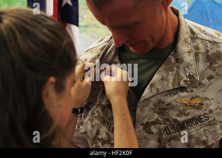 Claire Cutler pins Oberst Rangabzeichen auf den Kragen ihres Vaters, Keith M. Cutler, während seine frocking Zeremonie auf dem Camp Smith, Hawaii, 3. Mai 2011. Cutler ist der künftige Operationsoffizier für US Marine Corps Forces Pacific. (Foto: U.S. Marine Corps Lance Cpl. Jerome E. Reed/freigegeben) Kol. Cutler Preisverleihung 110503-M-PM709-031 Stockfoto