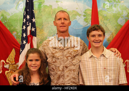 US Marine Colonel Keith M. Cutler, US Marine Corps Forces Pacific (MARFORPAC), posiert für ein Foto mit seinen Kindern, Claire (links) und Johannes (rechts), nach seinem frocking Zeremonie auf dem Camp Smith, Hawaii, 3. Mai 2011. Cutler ist der künftige Operationen Officer für MARFORPAC. (Foto: U.S. Marine Corps Lance Cpl. Jerome E. Reed/freigegeben) Kol. Cutler Preisverleihung 110503-M-PM709-046 Stockfoto