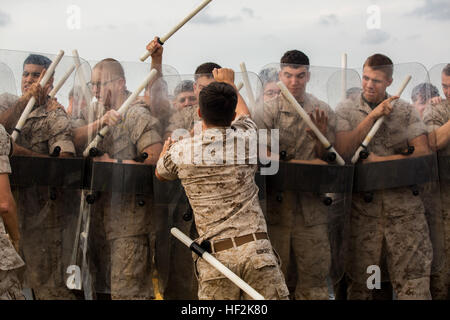 Corporal Tim Rumsey, eine Feuer-Richtung-Kontrolle-Spezialist mit Indien Batterie, Battalion Landing Team 3. Bataillon, 6. Marine Regiment, 24. Marine Expeditionary Unit bietet Widerstände bei Aufständen, die Ausbildung auf dem Flugdeck an Bord der USS Iwo Jima, 21. Oktober 2014. Das Training ist zur Unterstützung der zusammengesetzte Einheit Trainingsübung, die MEU letzten einsatzvorbereitende Ausbildung in Vorbereitung auf den bevorstehenden Einsatz am Ende des Jahres. (Foto: U.S. Marine Corps CPL. Todd F. Michalek) 24. MEU bereitet sich auf die Bereitstellung von 141021-M-YH418-007 Stockfoto