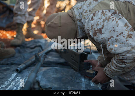 US Marine Corps Cpl Torril L. Marshall mit Support für Transportunternehmen, Combat Logistik-Bataillon 2, 2. Marine Logistics Group, weist wie man richtig eine M240B und M250 Kaliber Maschinengewehr auf Fort Bragg, N.C., 21. Oktober 2014 deaktivieren. Die Marines und Matrosen, die Teilnahme an Rolling Thunder Zug nach Mission Bereitschaft zur Unterstützung der 10. Marine Regiment, 2D Marineabteilung, 2D, Marine Expeditionary Force zu pflegen. (Foto: U.S. Marine Corps PFC Stephanie Cervantes/freigegeben) 2D liefern Bataillon Marines bieten logistische Unterstützung für 10. Marine Regiment während Operation Rolling Thunder 141 Stockfoto