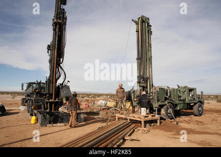 090213-M-4820H-007 TWENTYNINE PALMS, Kalifornien (13. Februar 2009) Seabees Bohrer für Wasser geothermische Technologie, um die Wasserversorgung im Marine Corps Air Ground Combat Center warm nutzen, Twentynine Palms, Kalifornien (US Marine Corps Foto von Pfc. Jeremia Handeland/freigegeben) Marine 090213-M-4820 H-007 Seabees Bohrer für Wasser geothermische Technologie, um die Wasserversorgung im Marine Corps Air Ground Combat Center warm nutzen , Twentynine Palms, Kalifornien Stockfoto