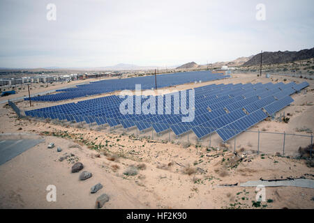 090213-M-4820H-035 TWENTYNINE PALMS, Kalifornien (13. Februar 2009) eine Reihe von Solarmodulen liefert Energie für Notwendigkeiten im Marine Corps Air Ground Combat Center Twentynine Palms, Kalifornien (US Marine Corps Foto von Pfc. Jeremia Handeland/freigegeben) US Navy 090213-M-4820 H-035 ein Array von Sonnenkollektoren liefert Energie für den Bedarf im Marine Corps Air Ground Combat Center Twentynine Palms, Calif Stockfoto