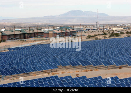 090213-M-4820H-003 TWENTYNINE PALMS, Kalifornien (13. Februar 2009) eine Reihe von Solarmodulen liefert Energie für Notwendigkeiten im Marine Corps Air Ground Combat Center Twentynine Palms, Kalifornien (US Marine Corps Foto von Pfc. Jeremia Handeland/freigegeben) US Navy 090213-M-4820 H-003 ein Array von Sonnenkollektoren liefert Energie für den Bedarf im Marine Corps Air Ground Combat Center Twentynine Palms, Calif Stockfoto