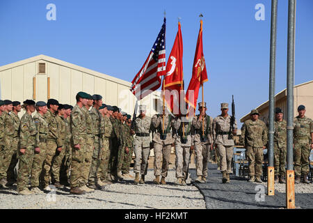 Koalition Truppen Stand an der Stelle der Aufmerksamkeit wie die Color Guard-Märsche in Position während des Regional Command (Südwest) (RC(SW)) Ende Operationen Zeremonie an Bord Camp Leatherneck, Provinz Helmand, Afghanistan, 26. Oktober 2014. Die Zeremonie markiert das offizielle Ende des RC(SW) Operationen in der Provinz Helmand. (Offizielle Marinekorps Foto von Sgt. Dustin D. März/freigegeben) Regionaler Befehl Südwesten endet-Mission in Helmand, Afghanistan 141026-M-EN264-126 Stockfoto