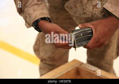 Ein US-Marine mit Regional Command (Südwest) (RC(SW)) entlädt 5.56 Munition aus seiner Zeitschrift an Bord Kandahar Flugplatz (KAF), Afghanistan, 27. Oktober 2014. Die Marines transitioned zu KAF, die nach dem Ende des RC(SW) Operationen in der Provinz Helmand. (Offizielle U. S. Marine Corps Foto von Sgt. Dustin D. März/freigegeben) RC(SW) kommt in Kandahar Flugplatz 141027-M-EN264-150 Stockfoto